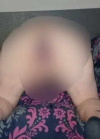 Plug im Arsch dildo in der Votze und klammern an der Pussy