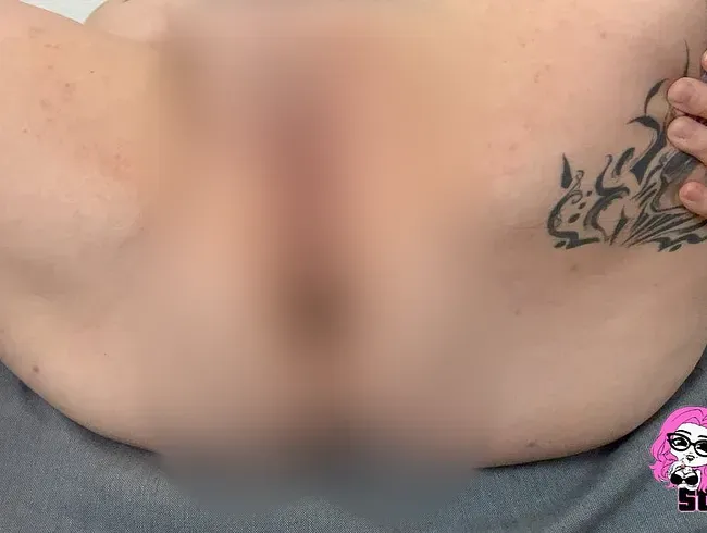 Blitzorgasmus mit Plug im Arsch (Nahaufnahme)