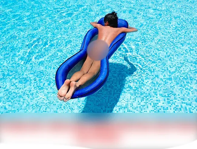 PUBLIK! GEILER ARSCHFICK MITTEN IM POOL