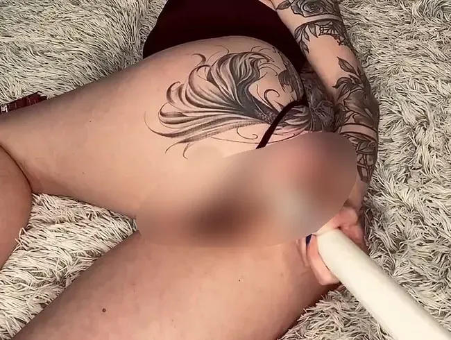 50cm weiße Stange tief in meinen Arsch, dann hart in meine Fotze – laut stöhnend zum Orgasmus!? - AmaraSecret