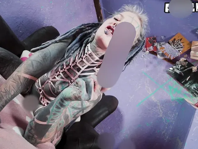 full ANAL show - tätowiertes girl spielt mit ihrem poloch - sextoys and gapes