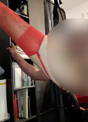 Die Sissy muss in der Liebesschaukel ihren Arsch hinhalten - Sie wird ordentlich gefickt - Arschsissy69