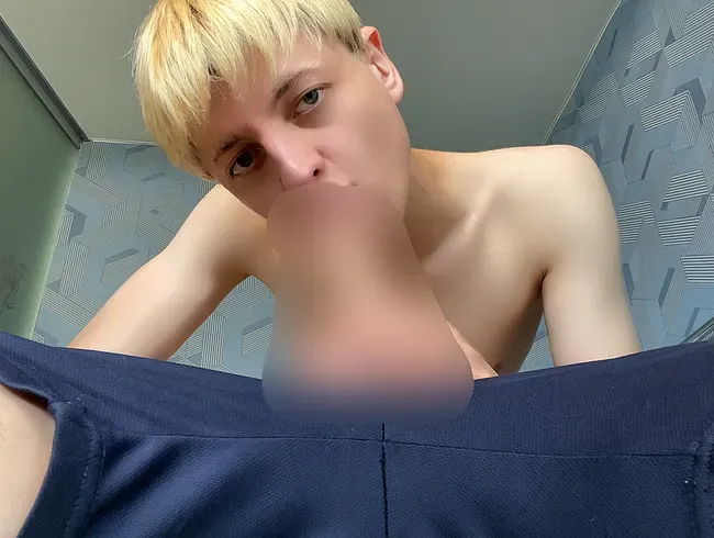 Der Typ lutscht einen großen Schwanz und legt seinen Arsch frei