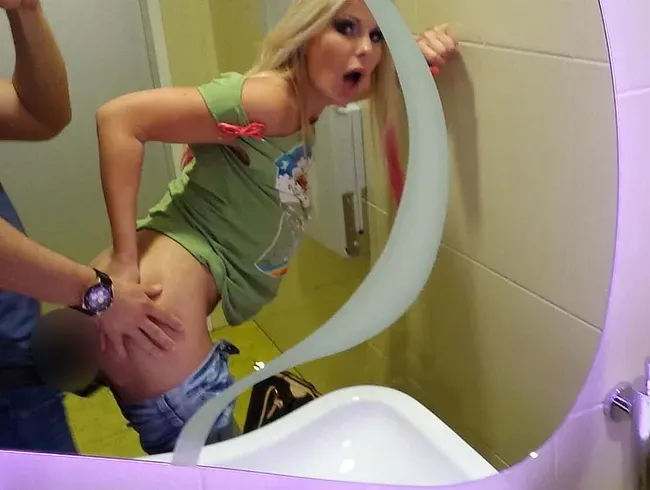 Blondes fremdgeh Dummchen auf der Party ohne Umweg Anal abgelocht