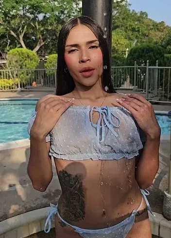 Dieses süße Mädchen möchte mit Wasser spielen