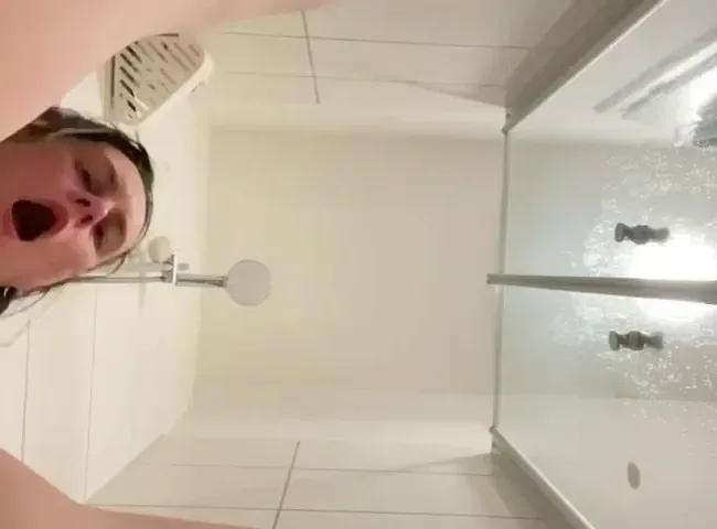 Analer Dildoritt in der Dusche mit lautem Stöhnen - Cumonatallgirl Anal Video