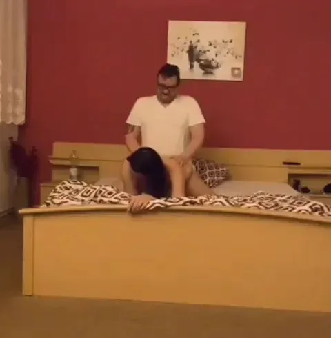 Lautes Stöhnen während ich in meinen Arsch gefickt werde