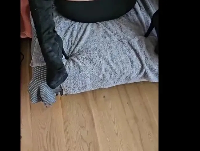 Die Schlampe wurde mal mit dem neuen dicken Dildo anal gefickt und wurde dann noch schön benutzt