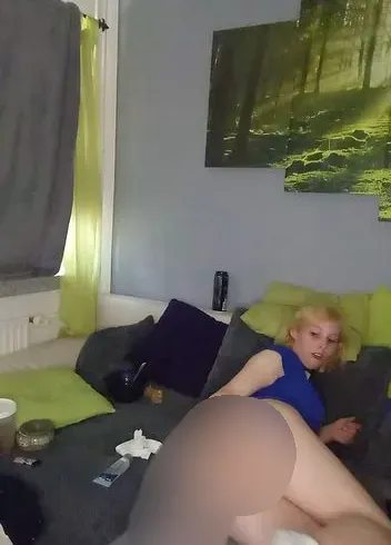 Schau zu wie ich mir einen 40 cm Dildo anal einführen