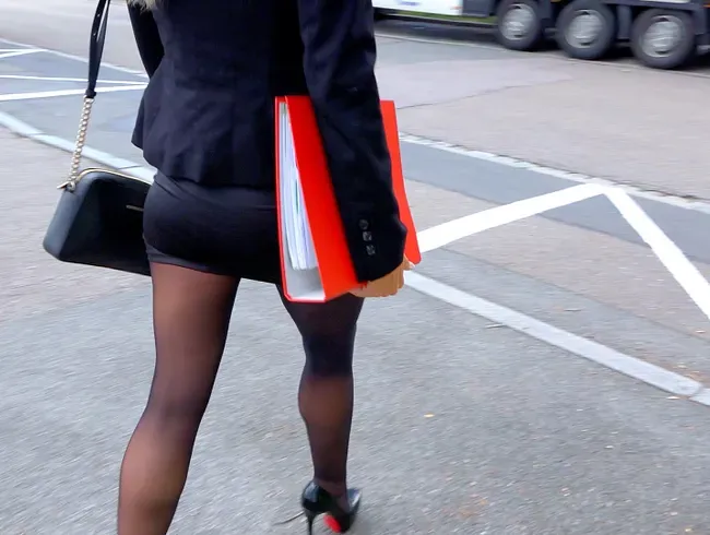 PERVERSE AO Büroschlampe PUBLIC in ALLE LÖCHER gefickt | DRECKIG vor dem PRAKTIKANTEN abgepisst...