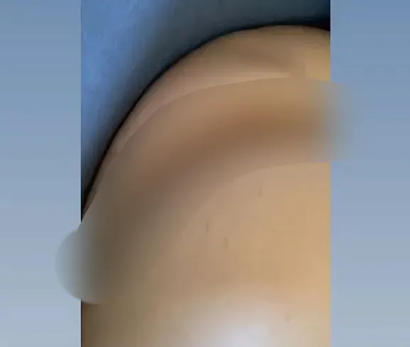 Sieh dir meinen knackarsch an mit sicht auf beide löcher