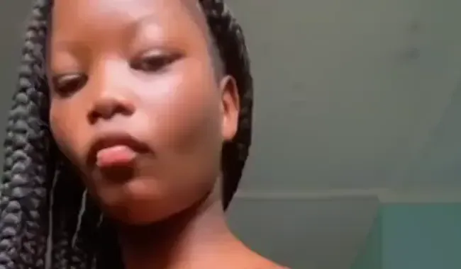 Süße und zierliche Ebenholzprinzessin – Nackte Kurzshow für Papa – Kein Ton