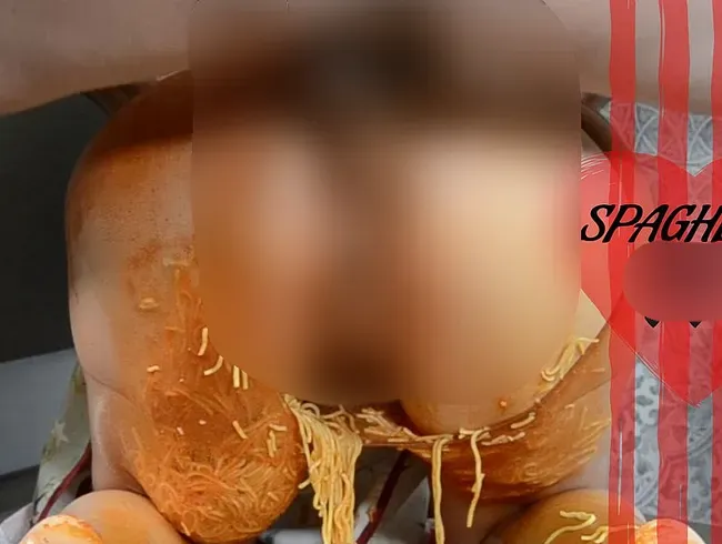 Chaotische Spaghetti-Schlampe: Höschen vollgestopft und in den Arsch gefickt
