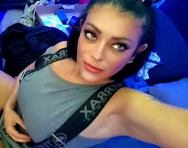 Ich ficke meinen Toy-Boy mit einem 1 Meter-Schlauch, und stecke meine High-Heels ...