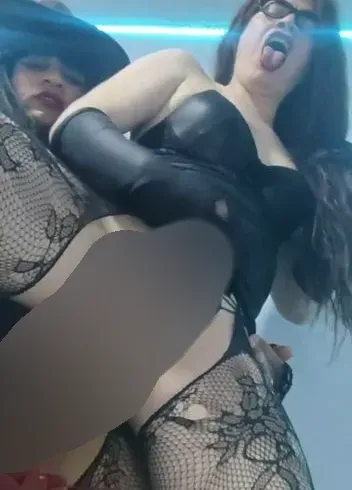 mi amiga me fola del culo a la boca y se corre muy caliente leche