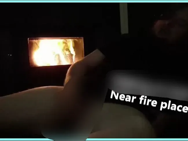 Stöhnen und meinen dicken Schwanz mit dem Feuer reiben