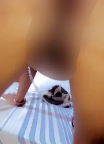 Völlig nackte Schlampe um dich zu erregen. ?