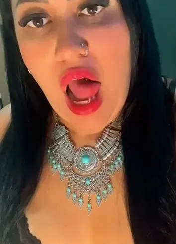 Do you like a hot Latina? Here you have... (no sound)