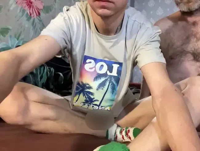 Behaarter arabischer Daddy fickt junges enges Loch so hart