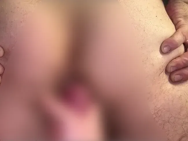 Fick Papas haarigen Arsch mit einem großen Dildo und spritz viel in sein Loch