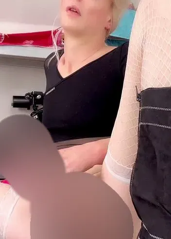 Sexy Blonde Trans Schlampe genießt es sich mit Vibrator zu machen