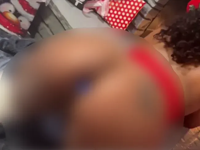 Ich habe einen Analplug in meinem Hintern. Kannst du mir bitte helfen, ihn rauszuziehen?