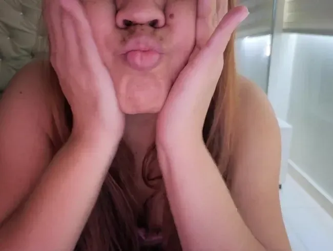 Ich liebe es, mich selbst zu berühren und mit meinen Öffnungen zu spielen, wenn ich an dich denke...