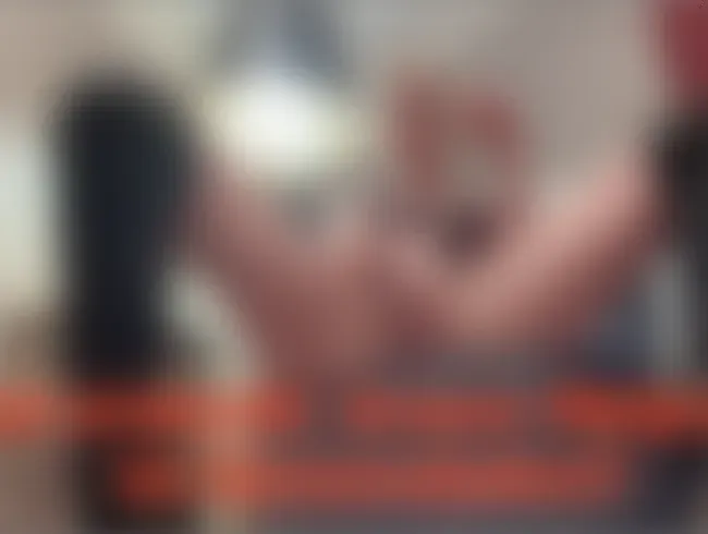 Fast erwischt!! Mutprobe...Anal in der Umkleidekabine !!