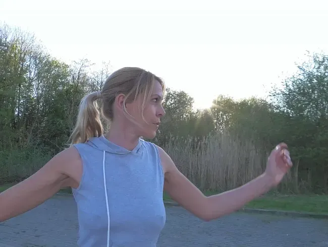 Versaute blonde Analschlampe lässt sich einfach von fremden durchficken !!