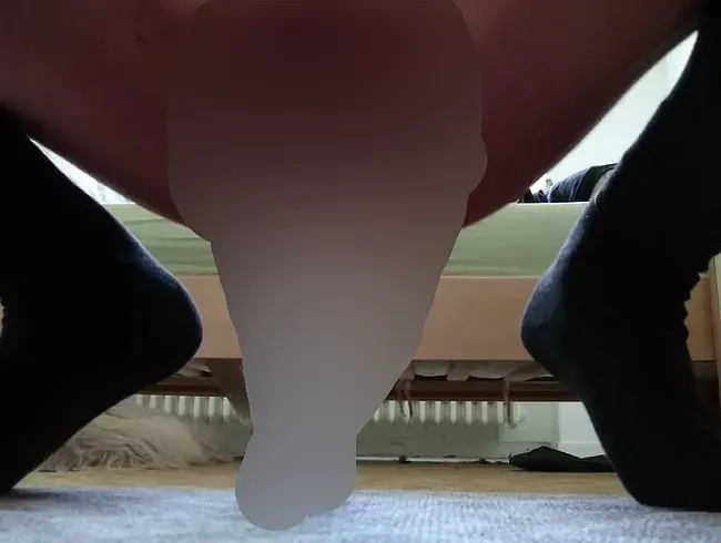 Sexy Femboy in Kniestrümpfen reitet einen großen Dildo - MilliQ Anal Video