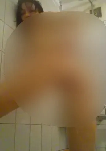 Geiles Analtraining unter der Dusche mit einem Dildo