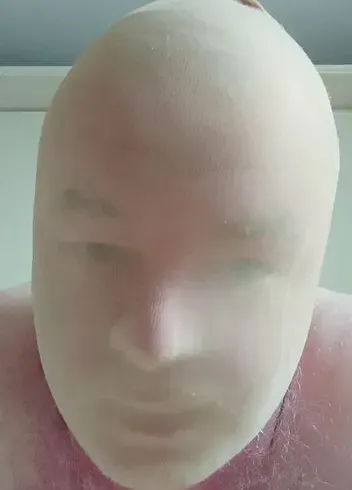 Feinstrumpfhose und der Analplug im Bett 2