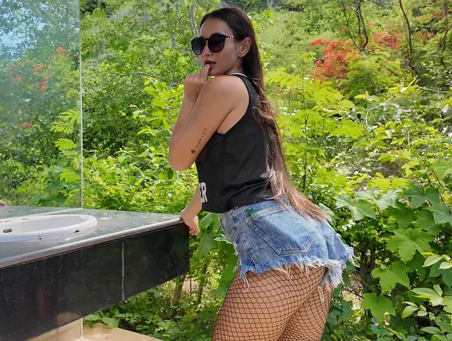 Anale Orgasmen mit spritzender Muschi an einem riskanten öffentlichen Ort - PassionBunny