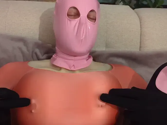 Pinke Sissy zum ersten Mal mit dem Strap-on gefickt