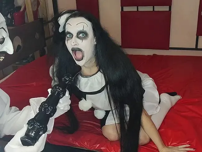Dämonischer Clown fickt alle Löcher seiner Freundin