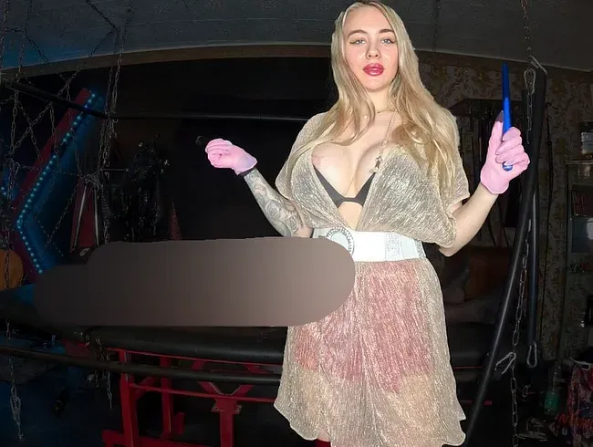 Deine Herrin lässt deine Arschfotze erleuchten!