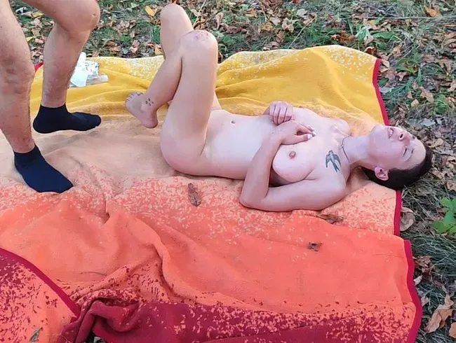 Eine Schwarzhaarige Lesbe filmt wie seine Freundin Anal gefickt wird