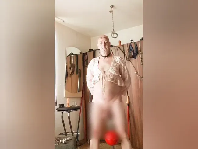 LIVE in Handschellen auf dem Dildo auf der Stange Reiten und die Euer dabei mit Gewicht behangen