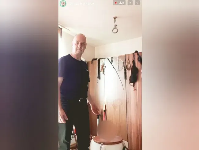 Mal kurz den Dildo benutzen