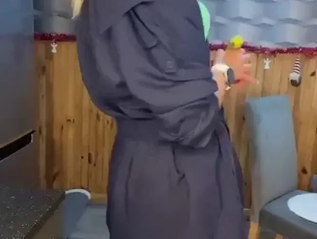 Crush, ich werde auf deinen Eiern und deinem kleinen Schwanz herumtrampeln