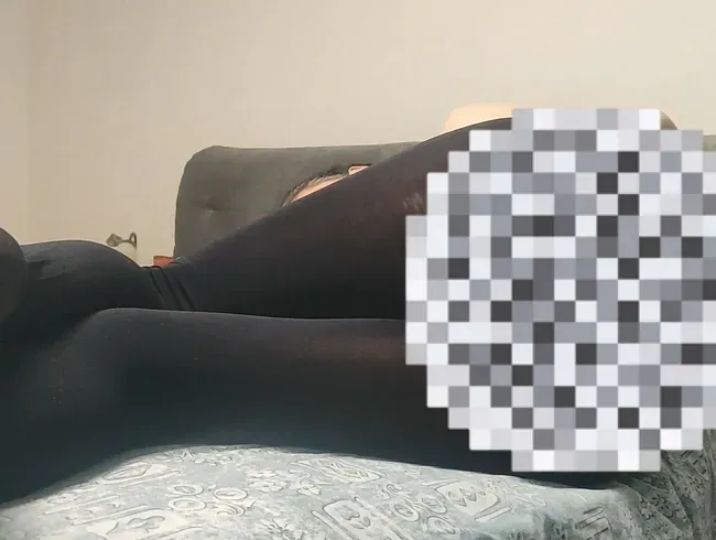 Heiße MILF stöhnt, wenn sie in den Arsch gefickt wird und bittet um Sperma