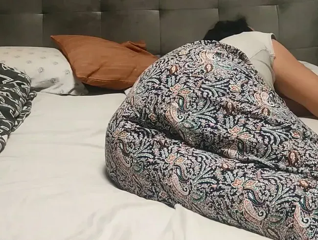 Ich teile das Bett mit einer reifen Milf mit großem Arsch – analer Creampie!