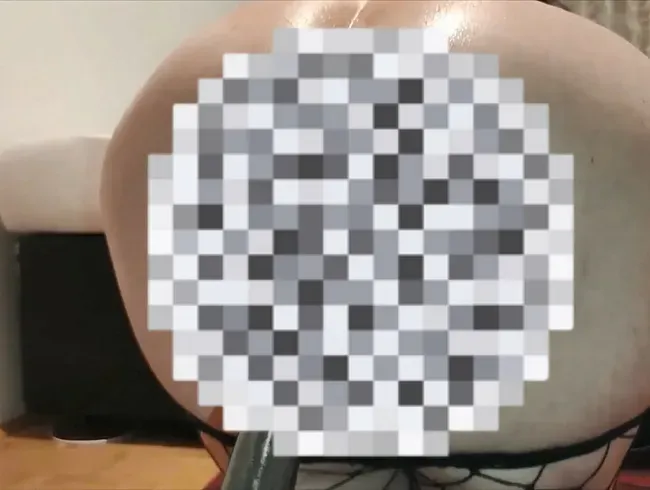 MILF mit großem Arsch spielt Anal mit Sexmaschine