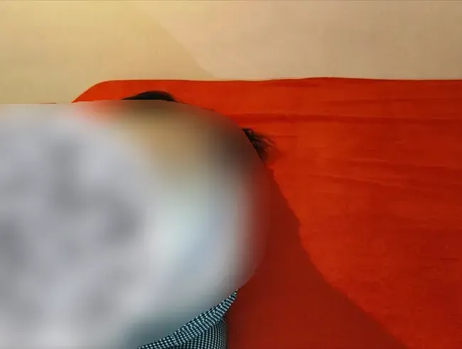 Schlampe MILF bittet darum, ihren großen Arsch zu ficken, während sie mit einem Spielzeug in ihre Mu