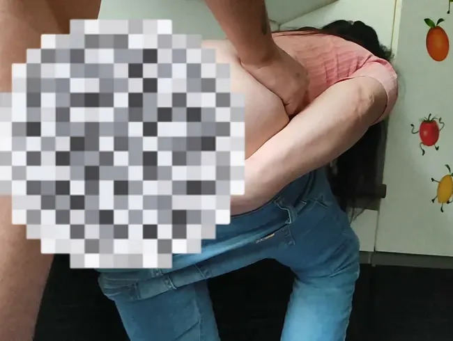 Schlampe, MILF, Hausfrau mit großem Arsch betrügt Anal in der Küche