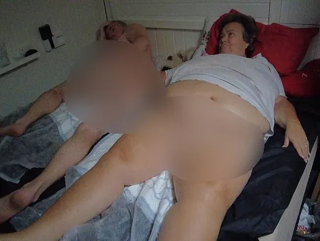 Johns Arschloch bekommt eine Massage von Jen