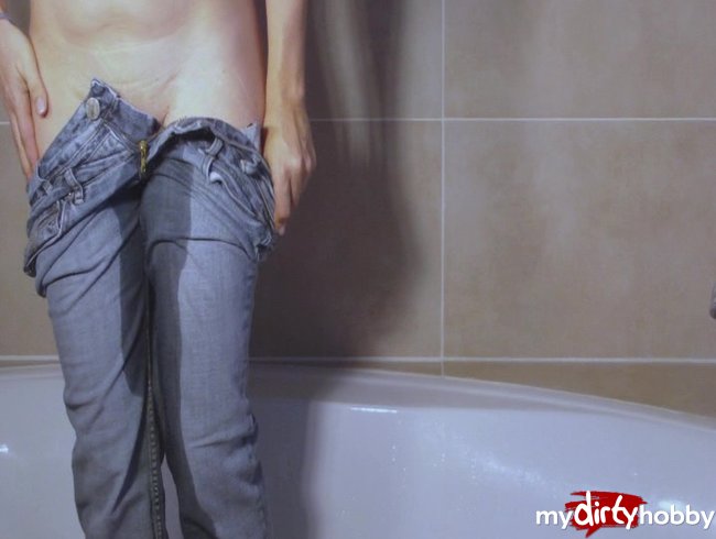 Jeans pissen, dann auf Rosette pissen lassen, anal und Crempie