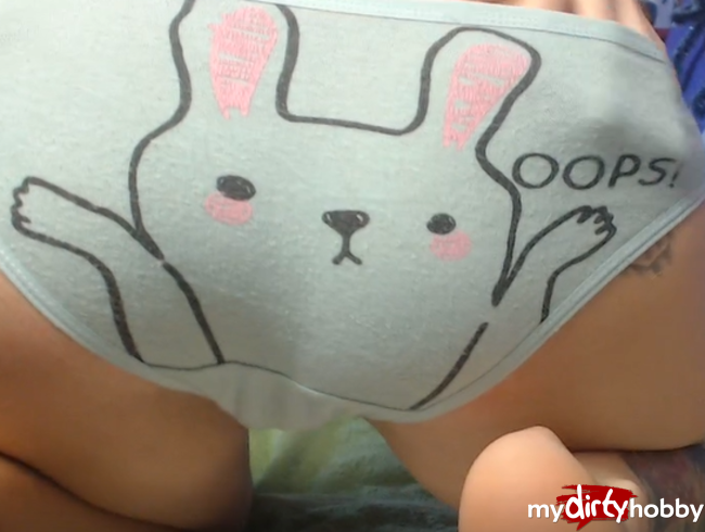 Teen zieht ihr lustiges Höschen aus und fingert rasiertes Arschloch im Doggy