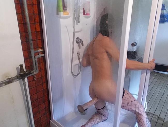 analsex mit riesem dildo im bikini unter der dusche
