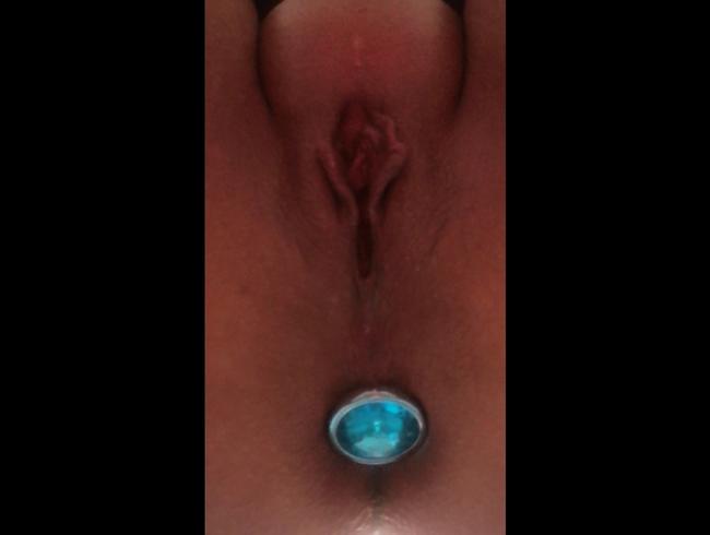 Mein enges Arschloch will den Plug verschlingen